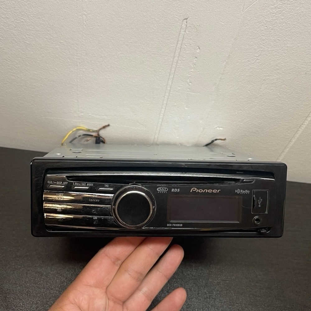 Pioneer DEH-P8300UB Stereo HD Radio - Tested & Working